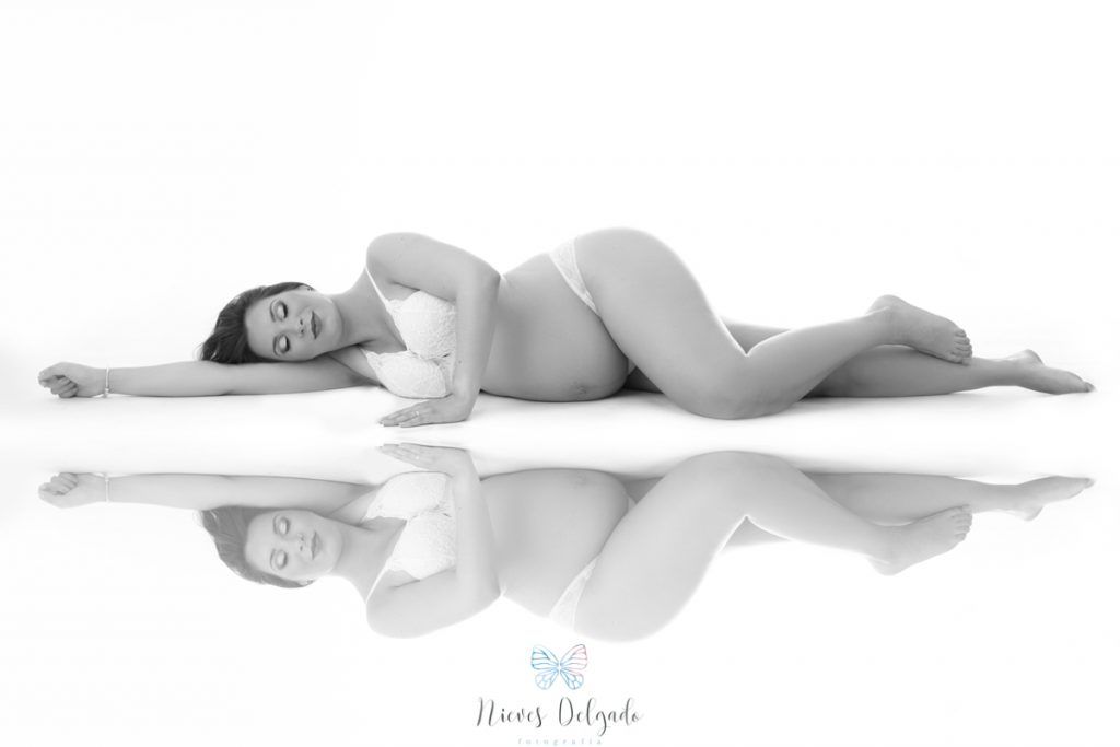 Fotografía embarazo Sevilla acostada