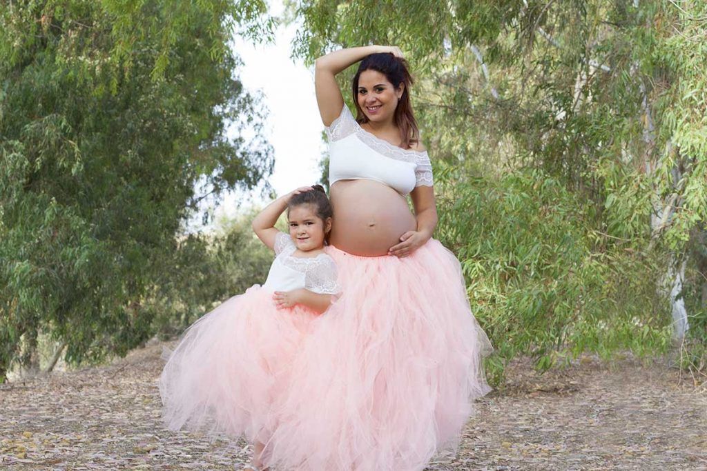 madre e hija posando