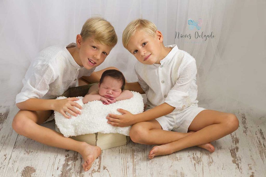 fotografia-de-recien-nacidos-con-hermanos-bonitas