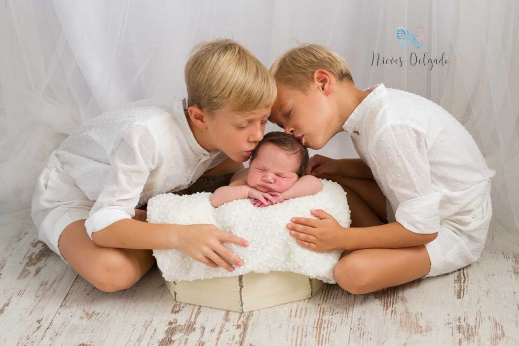 fotografia-de-recien-nacidos-con-hermanos-tiernas