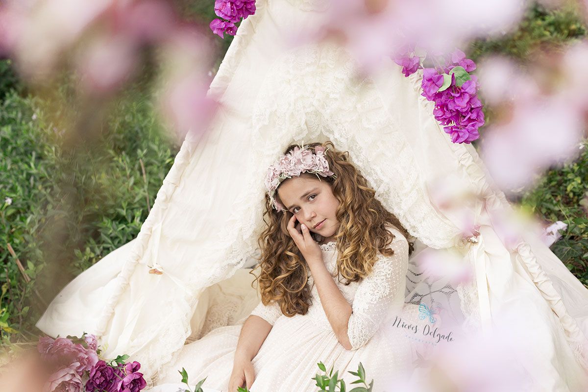 niña en sesión de fotografía para su primera comunión sevilla