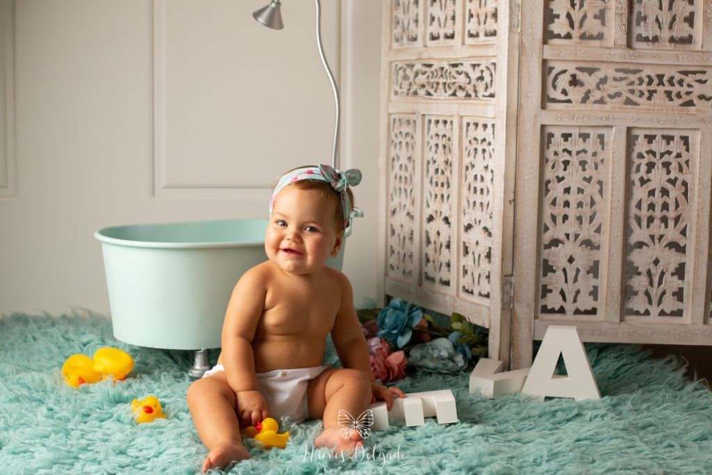 niña jugando durante sesión de fotos