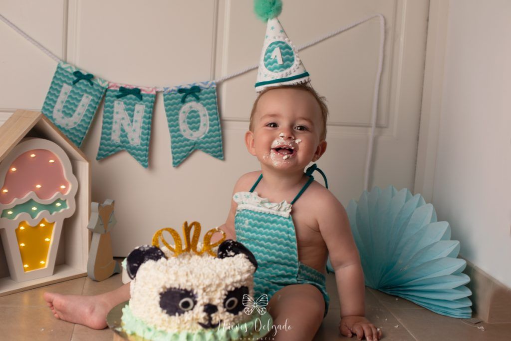 bebé en foto de cake smash