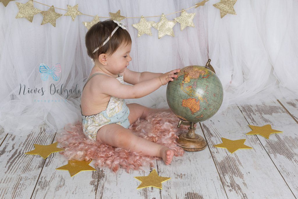 Foto infantil con bola del mundo