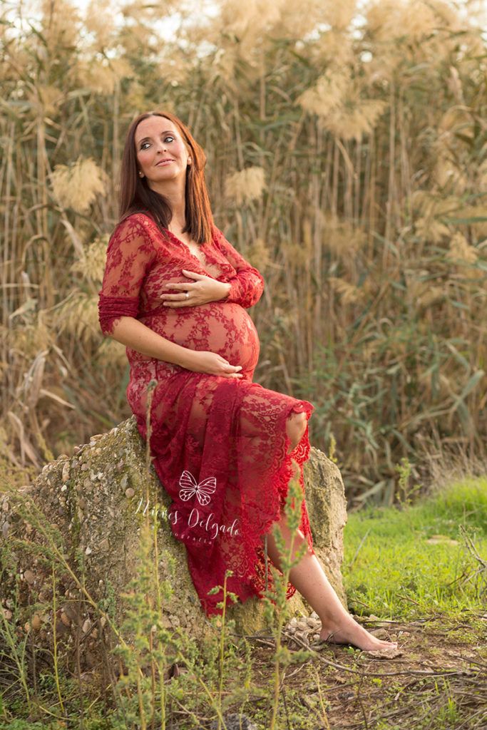 foto mamá embarazada en el campo