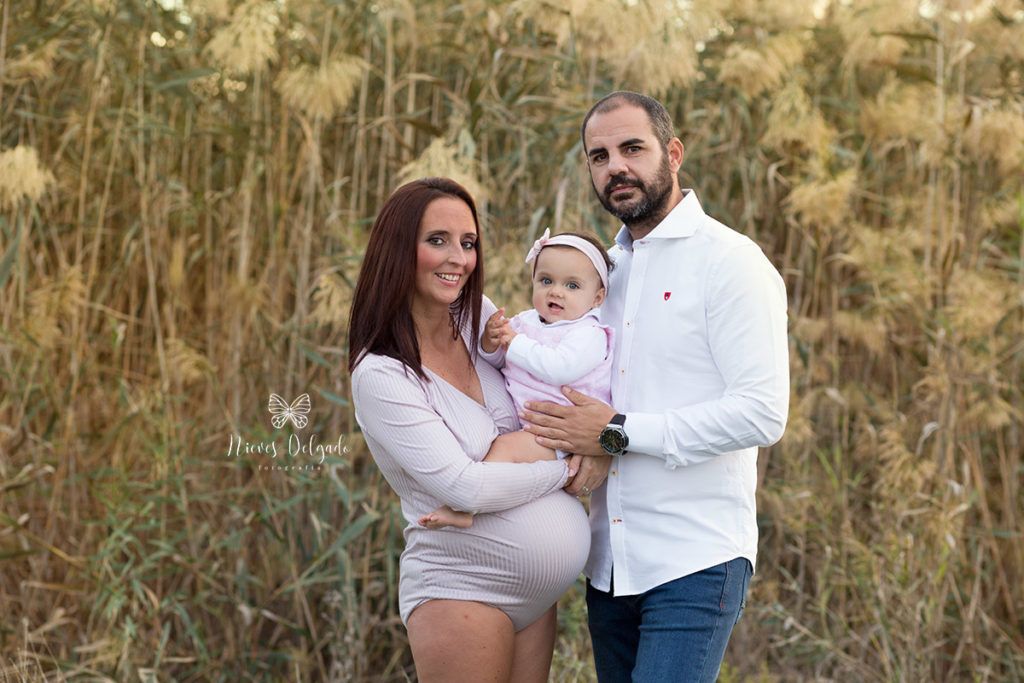 foto de papás con hija y embarazo