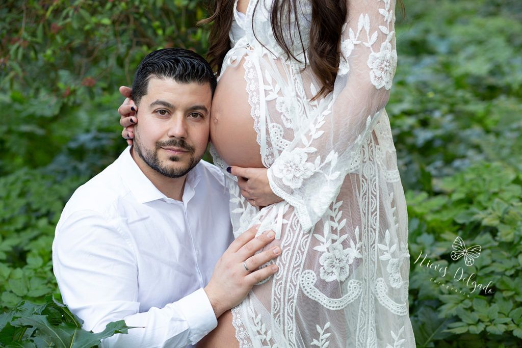 Sesión de fotos de embarazo en Sevilla con papá sobre barriga de mamá