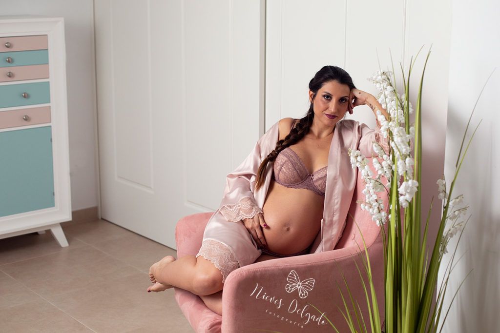 Sesión de fotos de embarazo en Sevilla posando en sofá