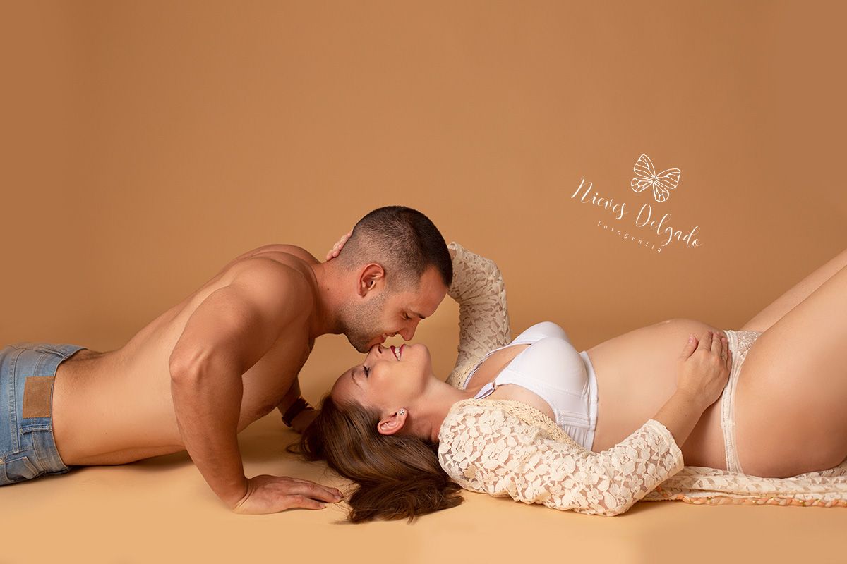 Pareja en sesión de fotos de embarazo