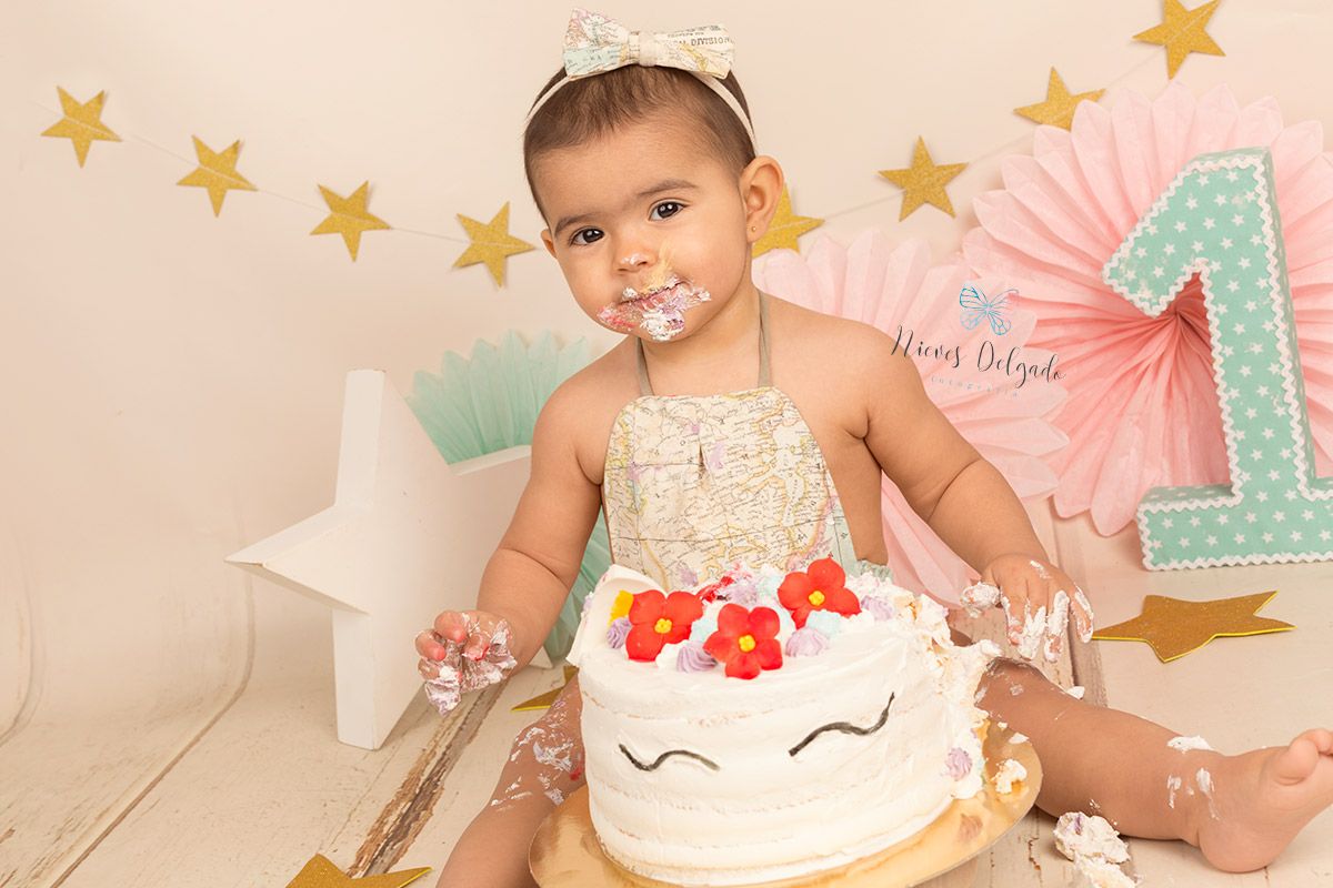 bebé con tarta de cumpleaños