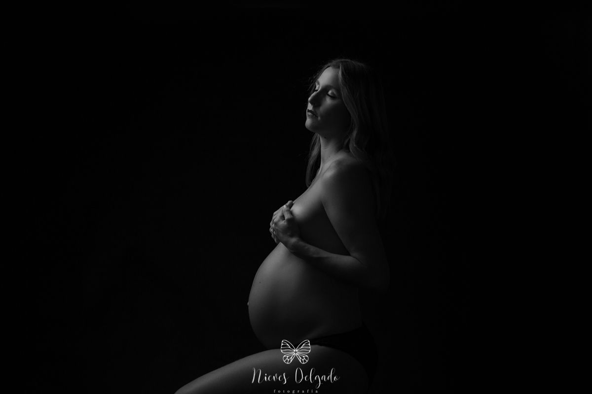 Sesión de fotos embarazo en Sevilla en fondo negro