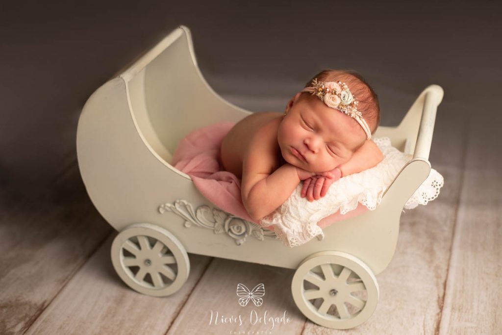 sesion-de-fotos-de-bebes-en-sevilla-marta-con-10-dias-de-vida-en-estudio