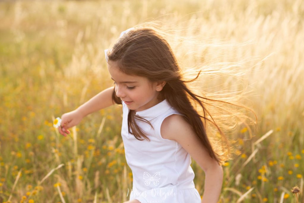 sesión de fotos infantil en exterior jugando